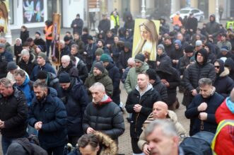 Molitelji od ranih jutarnjih sati kleče na Trgu bana Josipa Jelačića, dočekao ih je kontraprosvjed Molitelji od ranih jutarnjih sati kleče na Trgu bana Josipa Jelačića, dočekao ih je kontraprosvjed
