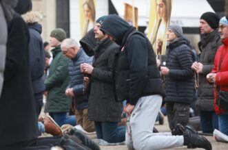 Molitelji od ranih jutarnjih sati kleče na Trgu bana Josipa Jelačića, dočekao ih je kontraprosvjed Molitelji od ranih jutarnjih sati kleče na Trgu bana Josipa Jelačića, dočekao ih je kontraprosvjed