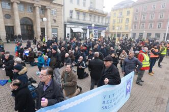 Molitelji od ranih jutarnjih sati kleče na Trgu bana Josipa Jelačića, dočekao ih je kontraprosvjed Molitelji od ranih jutarnjih sati kleče na Trgu bana Josipa Jelačića, dočekao ih je kontraprosvjed