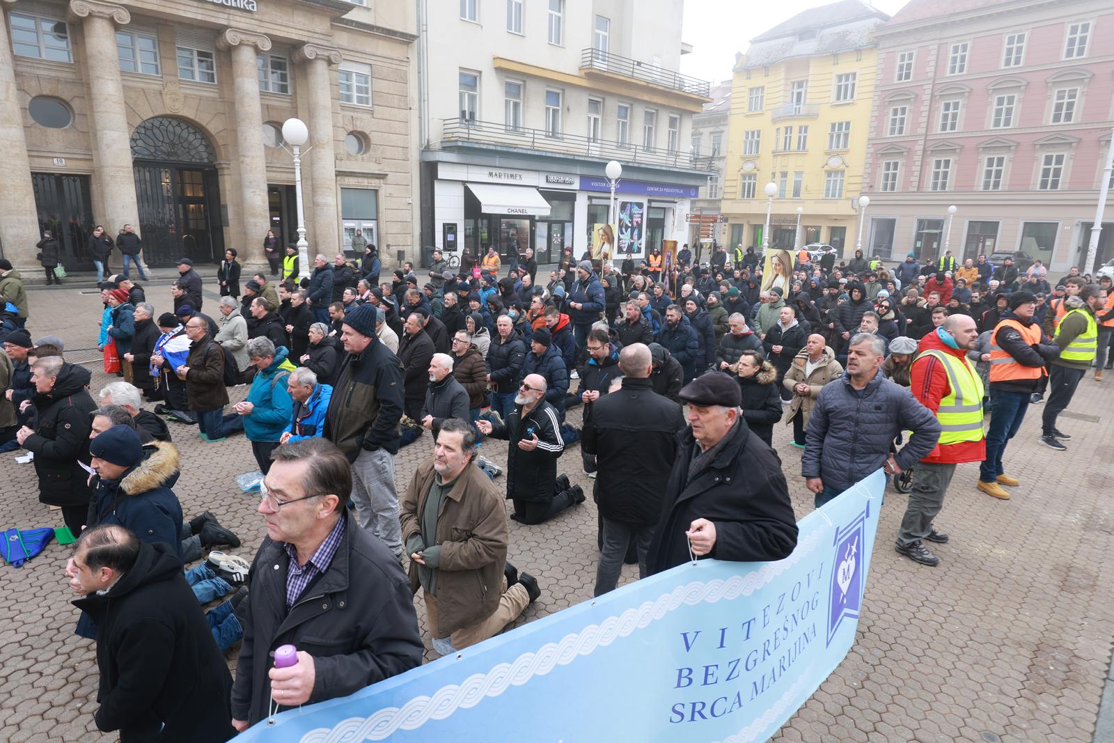 Molitelji od ranih jutarnjih sati kleče na Trgu bana Josipa Jelačića, dočekao ih je kontraprosvjed Molitelji od ranih jutarnjih sati kleče na Trgu bana Josipa Jelačića, dočekao ih je kontraprosvjed