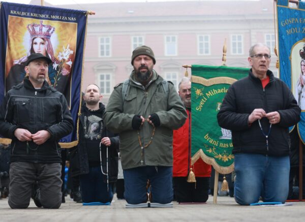 Molitelji od ranih jutarnjih sati kleče na Trgu bana Josipa Jelačića, dočekao ih je kontraprosvjed