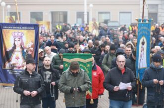 Molitelji od ranih jutarnjih sati kleče na Trgu bana Josipa Jelačića, dočekao ih je kontraprosvjed Molitelji od ranih jutarnjih sati kleče na Trgu bana Josipa Jelačića, dočekao ih je kontraprosvjed