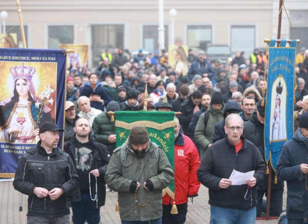 Molitelji od ranih jutarnjih sati kleče na Trgu bana Josipa Jelačića, dočekao ih je kontraprosvjed
