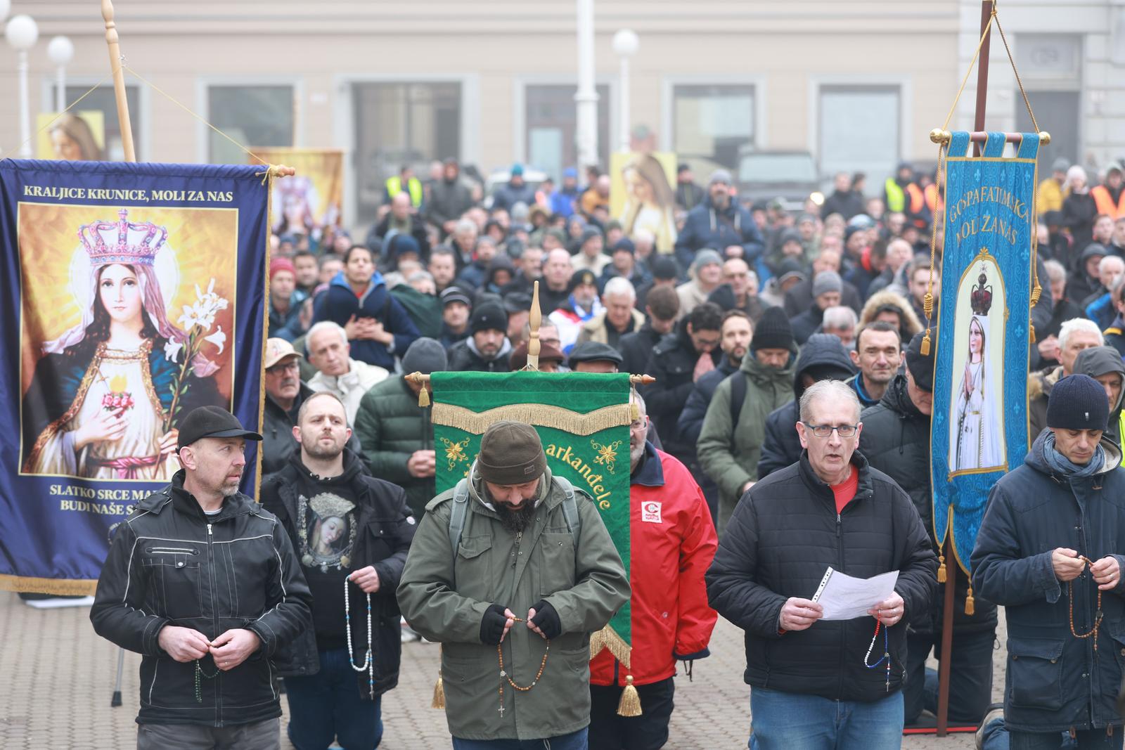 Molitelji od ranih jutarnjih sati kleče na Trgu bana Josipa Jelačića, dočekao ih je kontraprosvjed Molitelji od ranih jutarnjih sati kleče na Trgu bana Josipa Jelačića, dočekao ih je kontraprosvjed