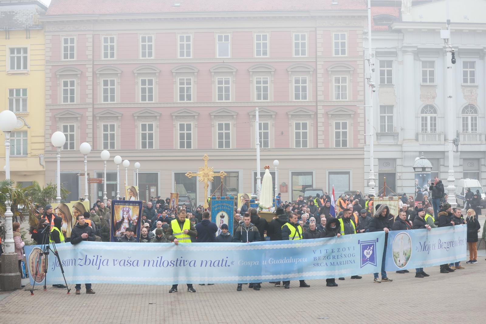 Molitelji od ranih jutarnjih sati kleče na Trgu bana Josipa Jelačića, dočekao ih je kontraprosvjed Molitelji od ranih jutarnjih sati kleče na Trgu bana Josipa Jelačića, dočekao ih je kontraprosvjed