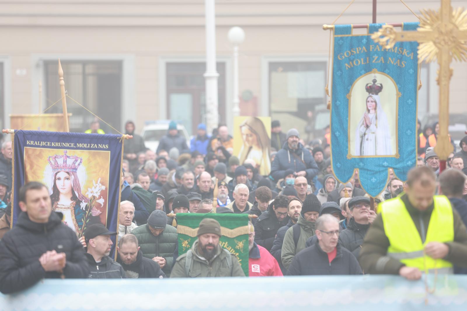 Molitelji od ranih jutarnjih sati kleče na Trgu bana Josipa Jelačića, dočekao ih je kontraprosvjed Molitelji od ranih jutarnjih sati kleče na Trgu bana Josipa Jelačića, dočekao ih je kontraprosvjed