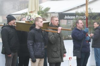 Molitelji od ranih jutarnjih sati kleče na Trgu bana Josipa Jelačića, dočekao ih je kontraprosvjed Molitelji od ranih jutarnjih sati kleče na Trgu bana Josipa Jelačića, dočekao ih je kontraprosvjed