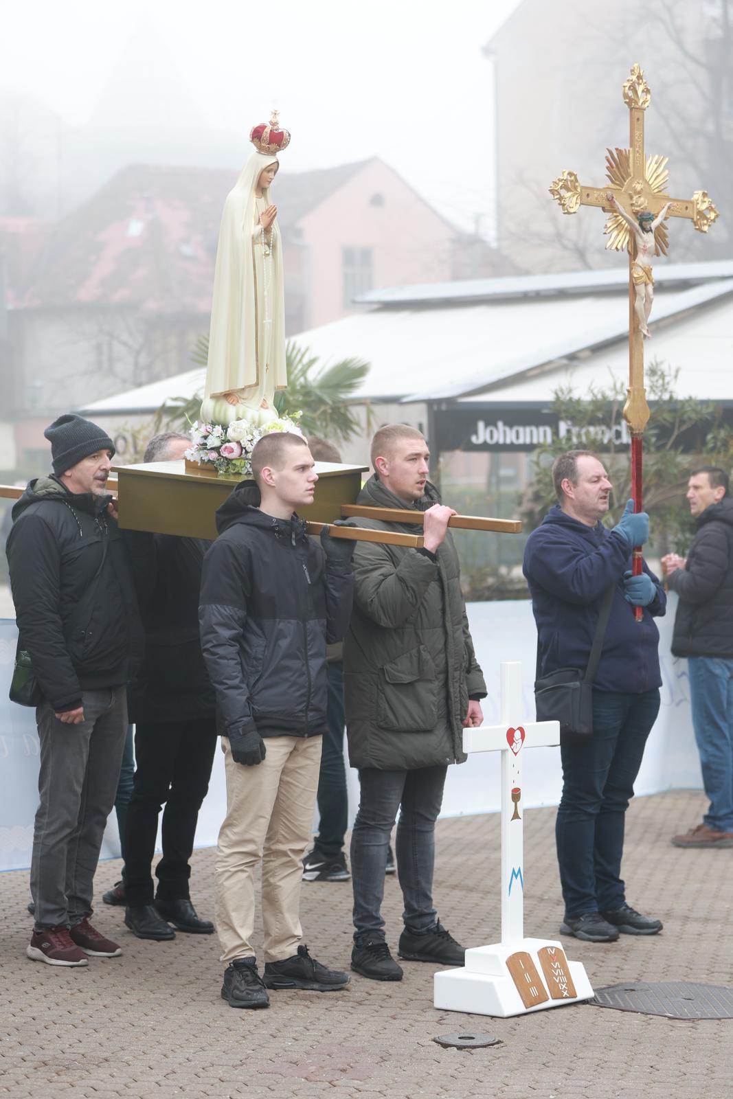 Molitelji od ranih jutarnjih sati kleče na Trgu bana Josipa Jelačića, dočekao ih je kontraprosvjed Molitelji od ranih jutarnjih sati kleče na Trgu bana Josipa Jelačića, dočekao ih je kontraprosvjed