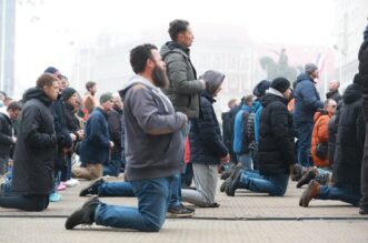 Molitelji od ranih jutarnjih sati kleče na Trgu bana Josipa Jelačića, dočekao ih je kontraprosvjed Molitelji od ranih jutarnjih sati kleče na Trgu bana Josipa Jelačića, dočekao ih je kontraprosvjed