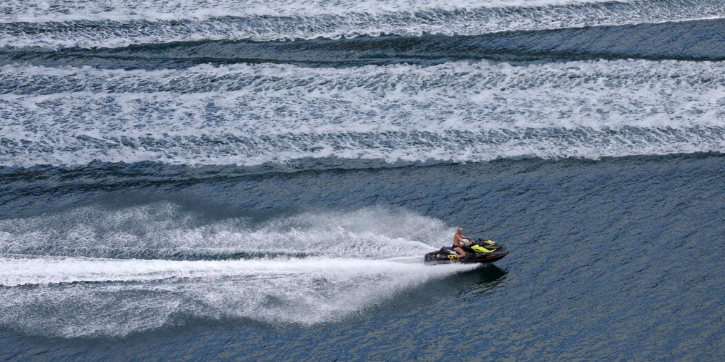 Zadar: Turisti uivaju u ljetnim radostima, kupanju ili vonji jet skijem Zadar: Turisti uivaju u ljetnim radostima, kupanju ili vonji jet skijem