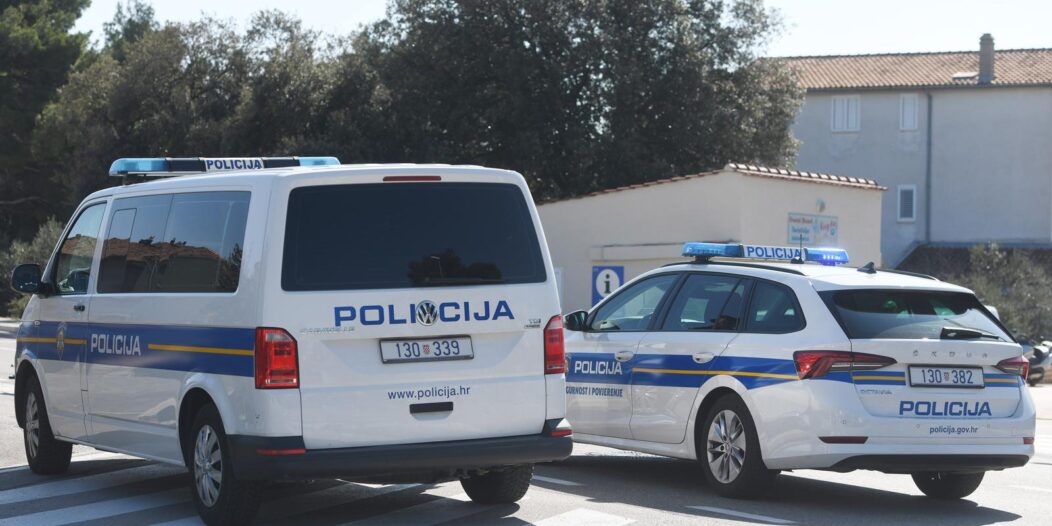 ibenik: Prometna nesre?a na Jadranskoj magistrali u kojoj su sudjelovali motor i automobil ibenik: Prometna nesre?a na Jadranskoj magistrali u kojoj su sudjelovali motor i automobil