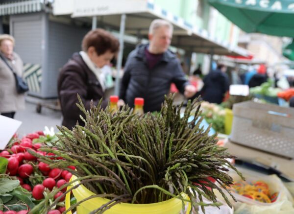 Rijeka: Počela je prodaja šparoga na tržnici, cijena ide do 4o eura