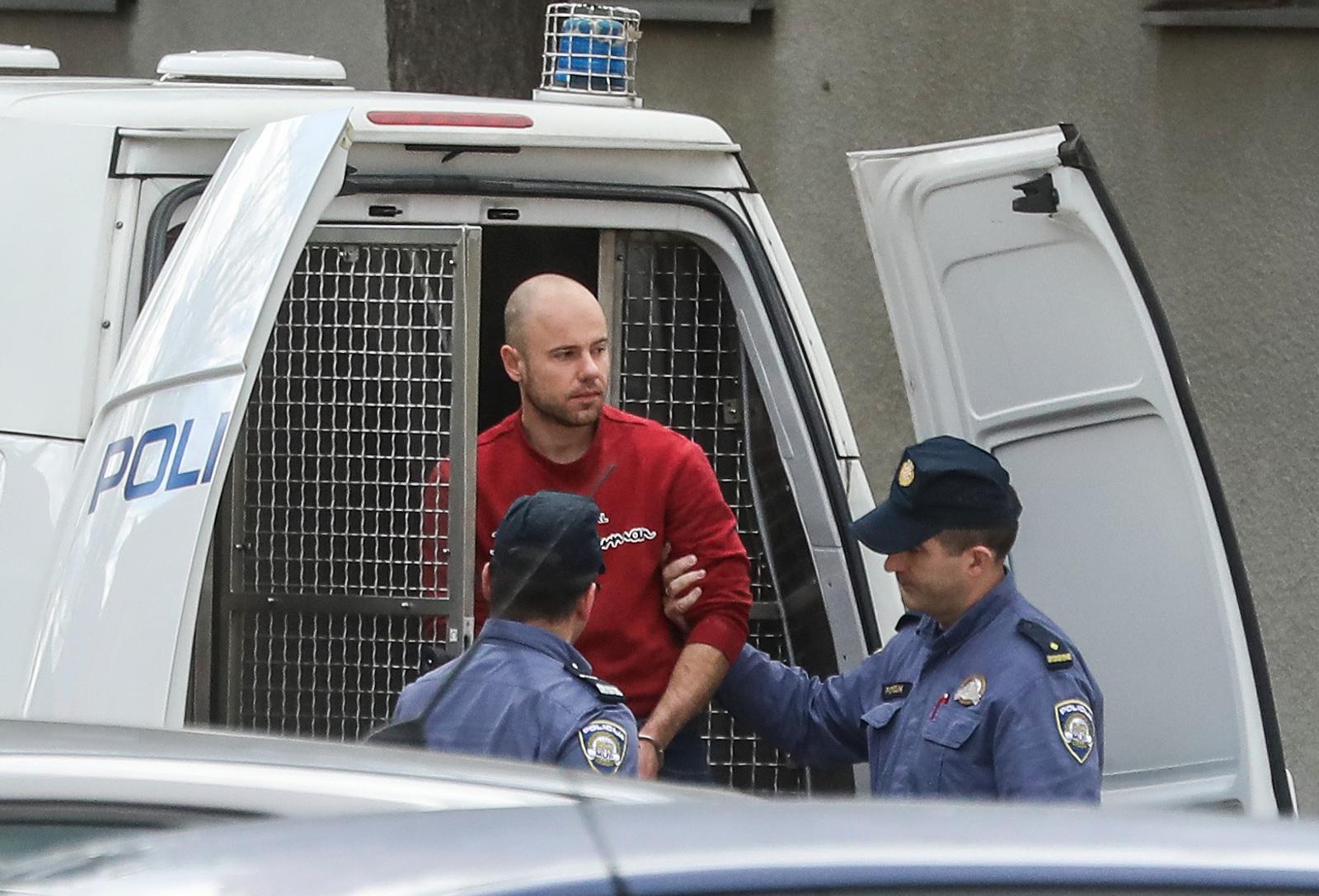 Zagreb: Policija preprećuje Jurja Mesića u prostorije Državnog odvjetništva Zagreb: Policija preprećuje Jurja Mesića u prostorije Državnog odvjetništva