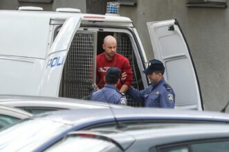 Zagreb: Policija preprećuje Jurja Mesića u prostorije Državnog odvjetništva Zagreb: Policija preprećuje Jurja Mesića u prostorije Državnog odvjetništva
