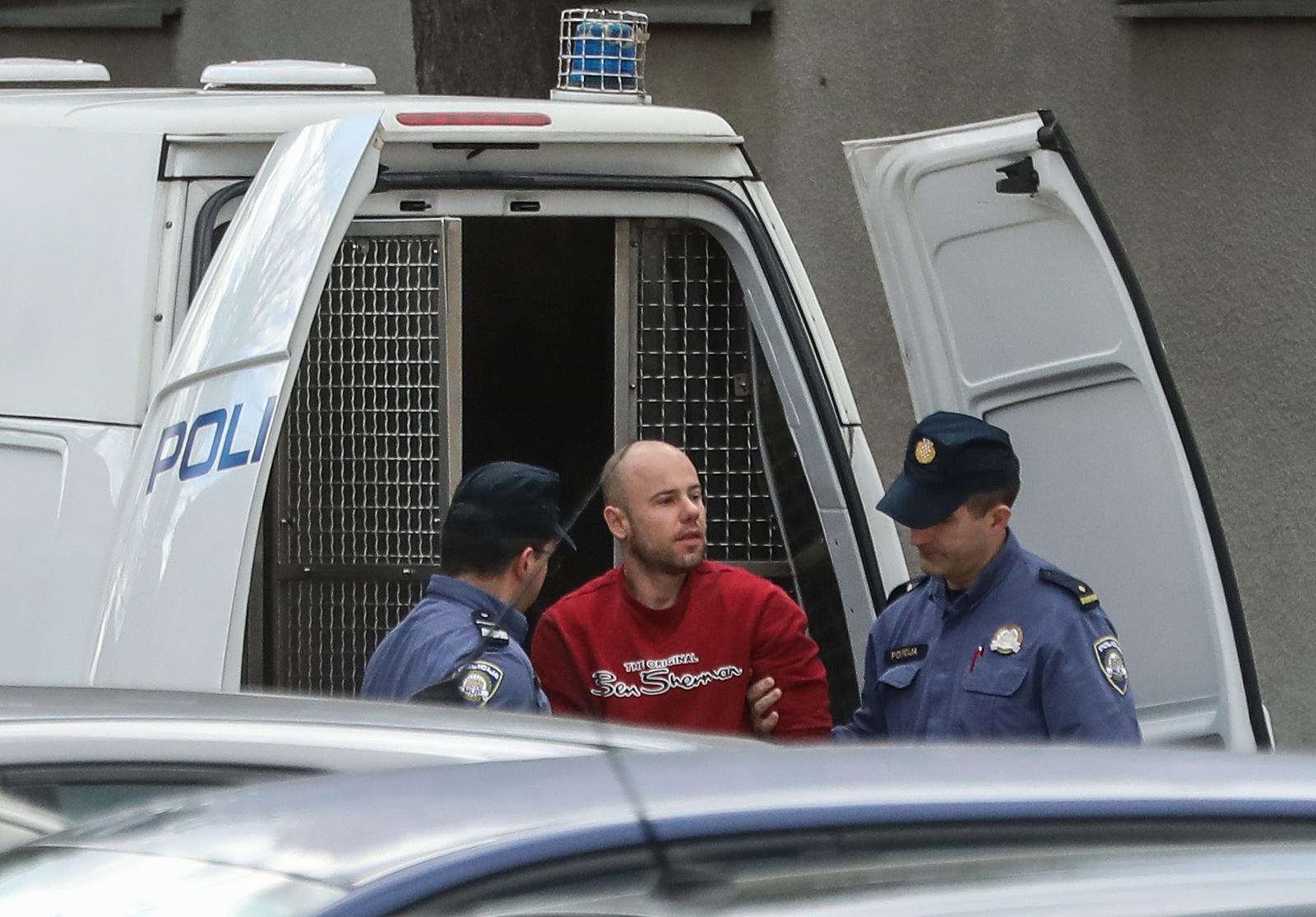 Zagreb: Policija preprećuje Jurja Mesića u prostorije Državnog odvjetništva Zagreb: Policija preprećuje Jurja Mesića u prostorije Državnog odvjetništva