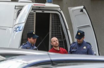 Zagreb: Policija preprećuje Jurja Mesića u prostorije Državnog odvjetništva Zagreb: Policija preprećuje Jurja Mesića u prostorije Državnog odvjetništva