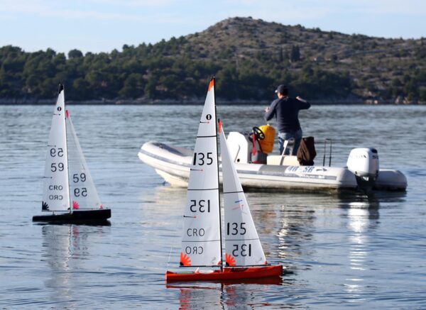 Šibenik: Na rivi započela 24. regata radio upravljanih jedrilica