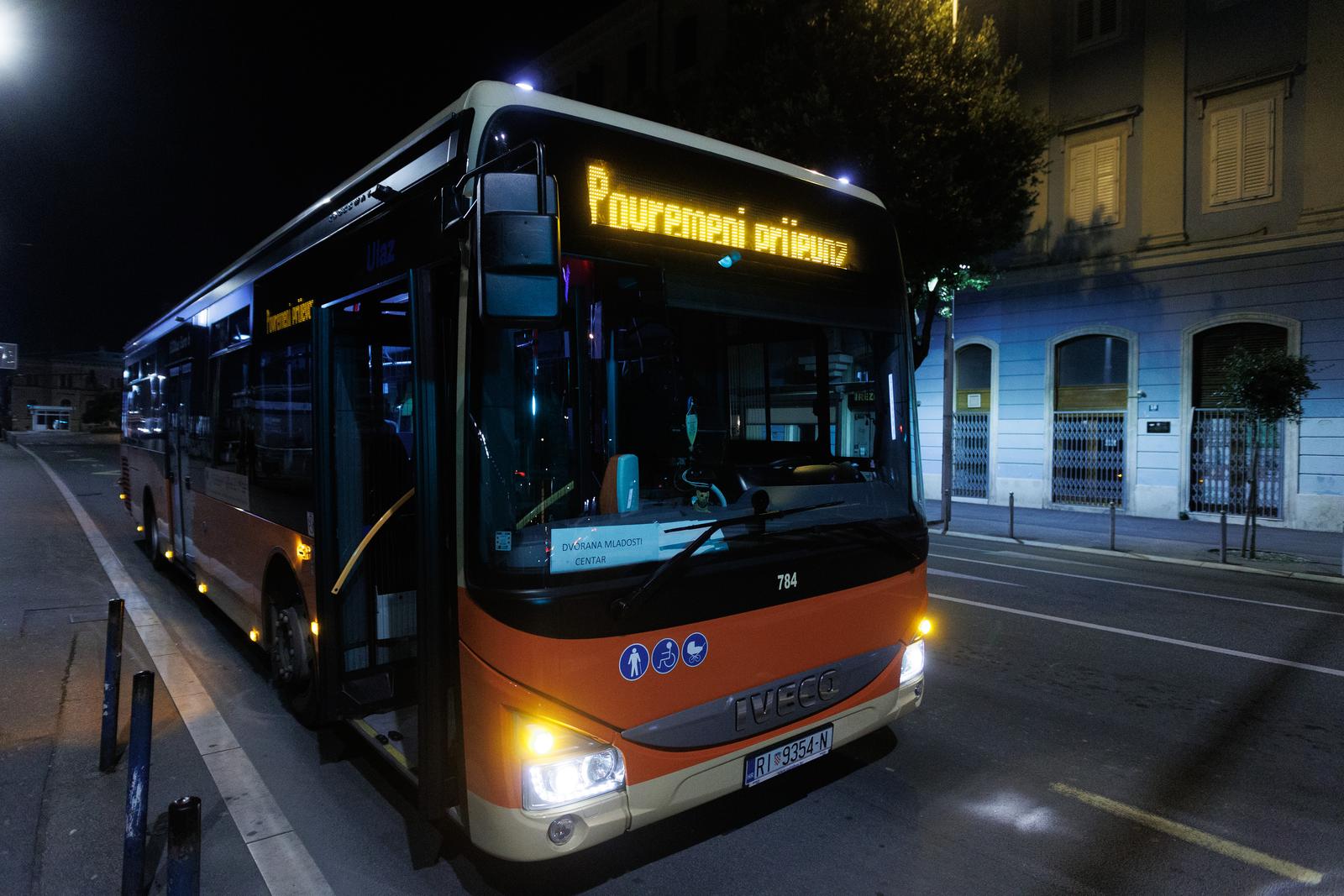 Rijeka: Bus prevozi građane u prihvatni centar u dvoranu Mladost Rijeka: Bus prevozi građane u prihvatni centar u dvoranu Mladost