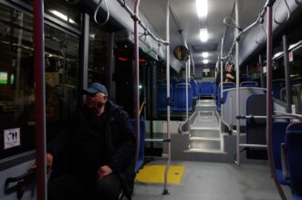 Rijeka: Bus prevozi građane u prihvatni centar u dvoranu Mladost Rijeka: Bus prevozi građane u prihvatni centar u dvoranu Mladost