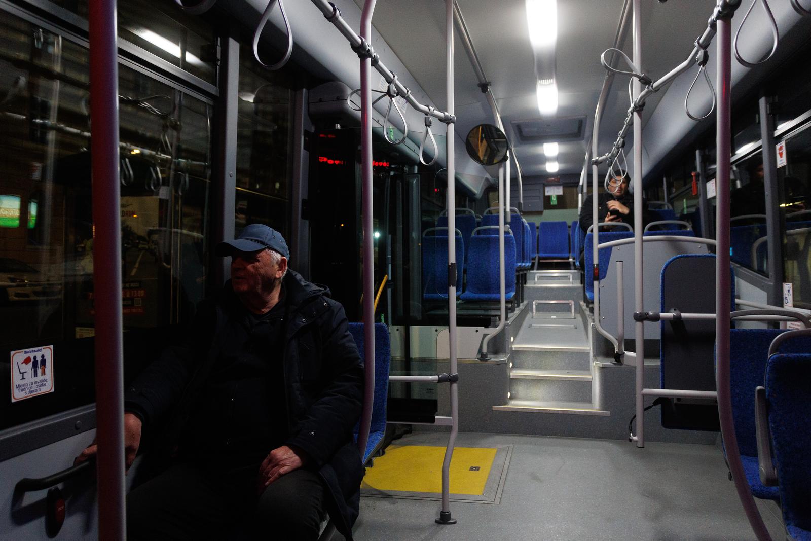 Rijeka: Bus prevozi građane u prihvatni centar u dvoranu Mladost Rijeka: Bus prevozi građane u prihvatni centar u dvoranu Mladost