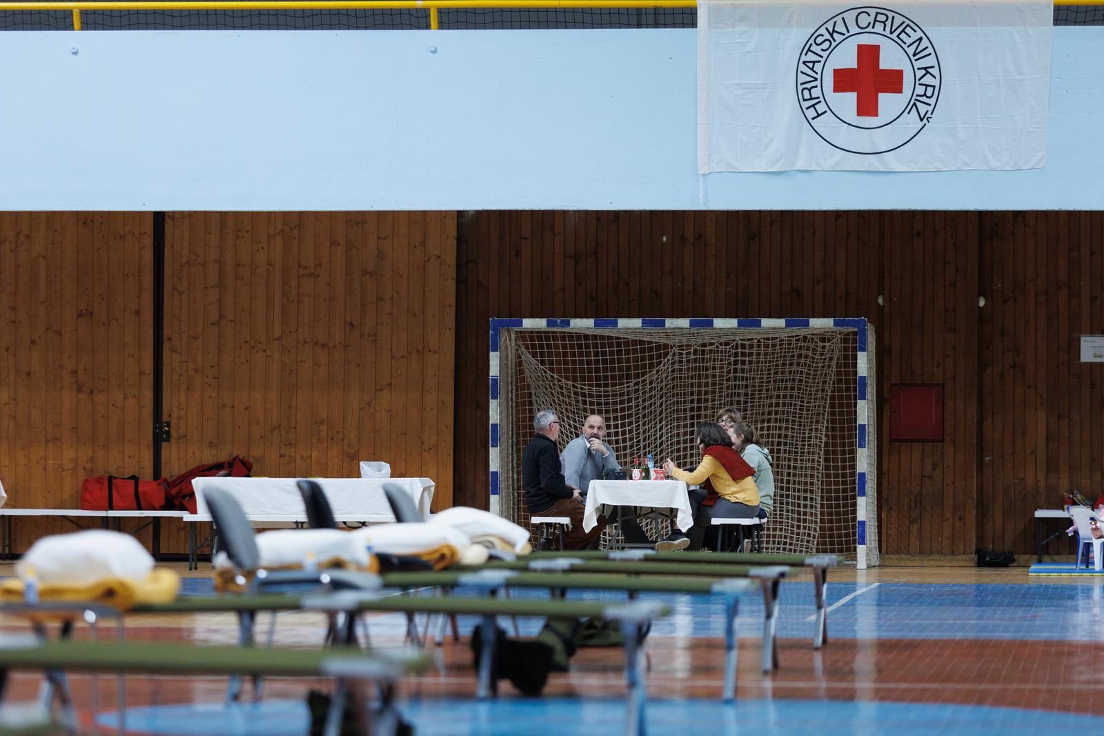 Stanari u blizini Luke Rijeka smješteni su u dvoranu Mladost Stanari u blizini Luke Rijeka smješteni su u dvoranu Mladost