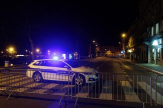 Ceste u užem centru Rijeke zatvorene za sav promet zbog uklanjanja protubrodske mine iz Luke Rijeka Ceste u užem centru Rijeke zatvorene za sav promet zbog uklanjanja protubrodske mine iz Luke Rijeka