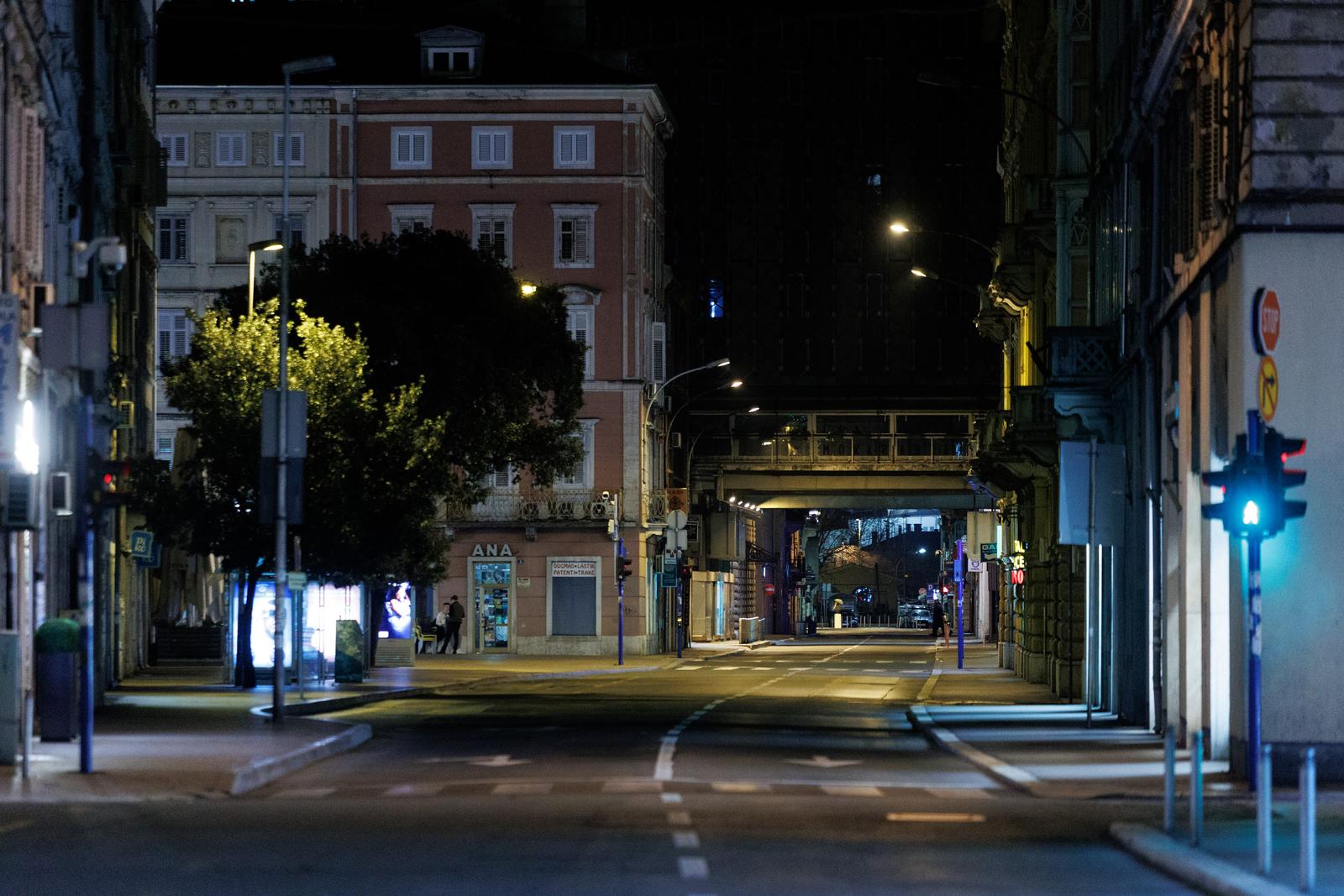 Ceste u užem centru Rijeke zatvorene za sav promet zbog uklanjanja protubrodske mine iz Luke Rijeka Ceste u užem centru Rijeke zatvorene za sav promet zbog uklanjanja protubrodske mine iz Luke Rijeka