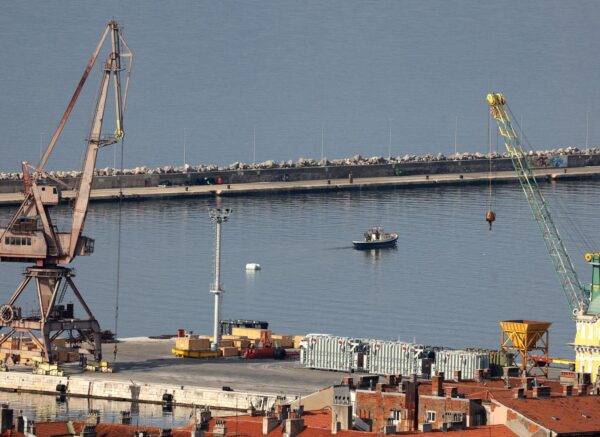 Rijeka: Počela operacija vađenja mine iz podmorja luke