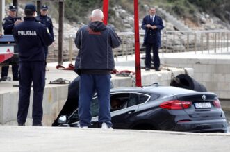 Iz mora izvučen automobil nakon tragedije u trajektnoj luci Prapratno Iz mora izvučen automobil nakon tragedije u trajektnoj luci Prapratno