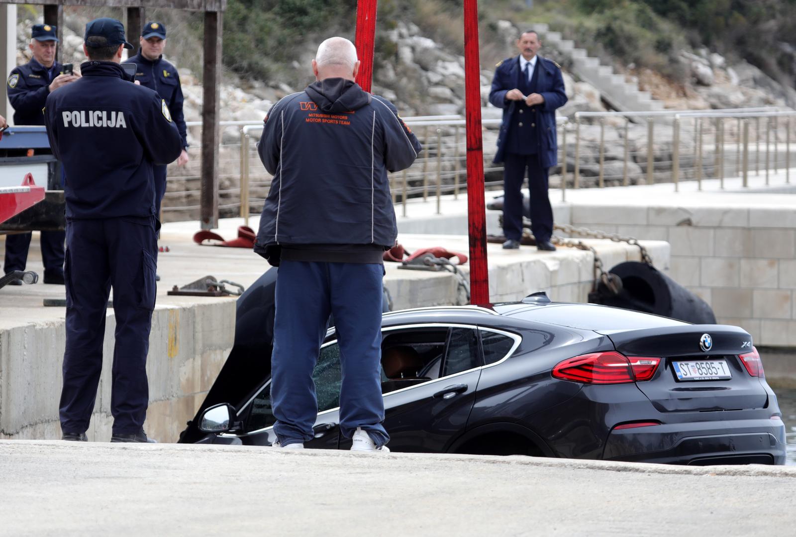 Iz mora izvučen automobil nakon tragedije u trajektnoj luci Prapratno Iz mora izvučen automobil nakon tragedije u trajektnoj luci Prapratno