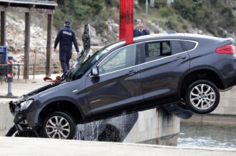 Iz mora izvučen automobil nakon tragedije u trajektnoj luci Prapratno Iz mora izvučen automobil nakon tragedije u trajektnoj luci Prapratno