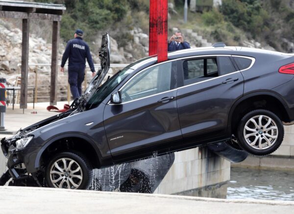 Iz mora izvučen automobil nakon tragedije u trajektnoj luci Prapratno