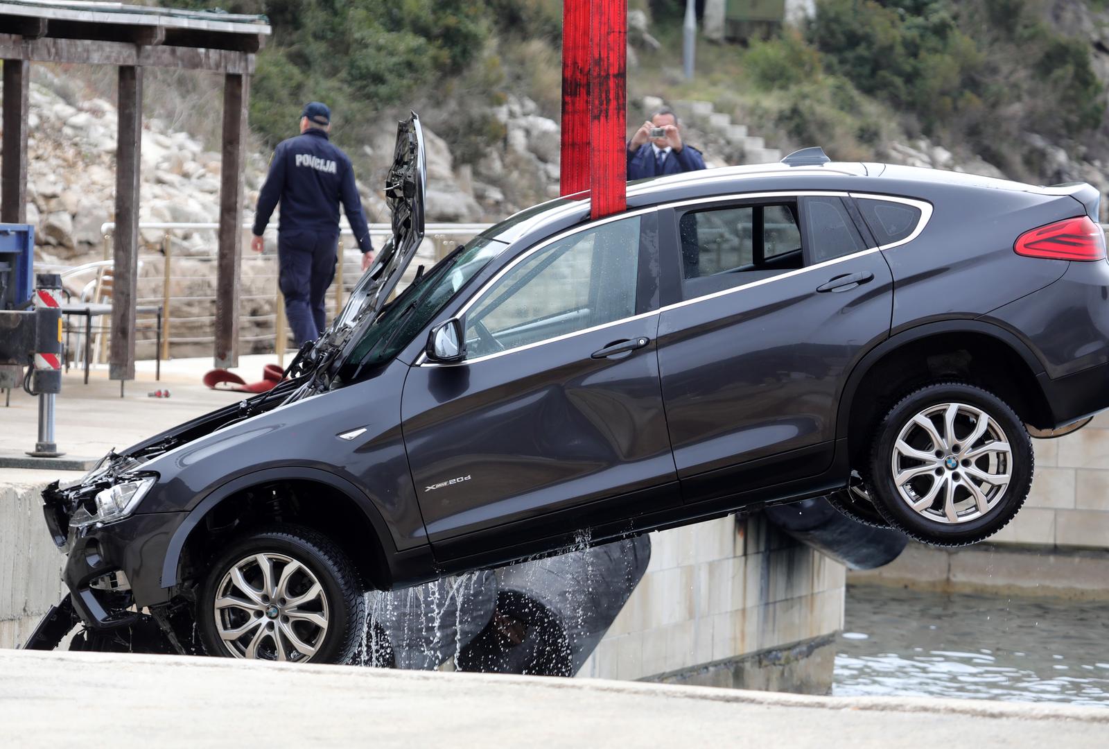 Iz mora izvučen automobil nakon tragedije u trajektnoj luci Prapratno Iz mora izvučen automobil nakon tragedije u trajektnoj luci Prapratno