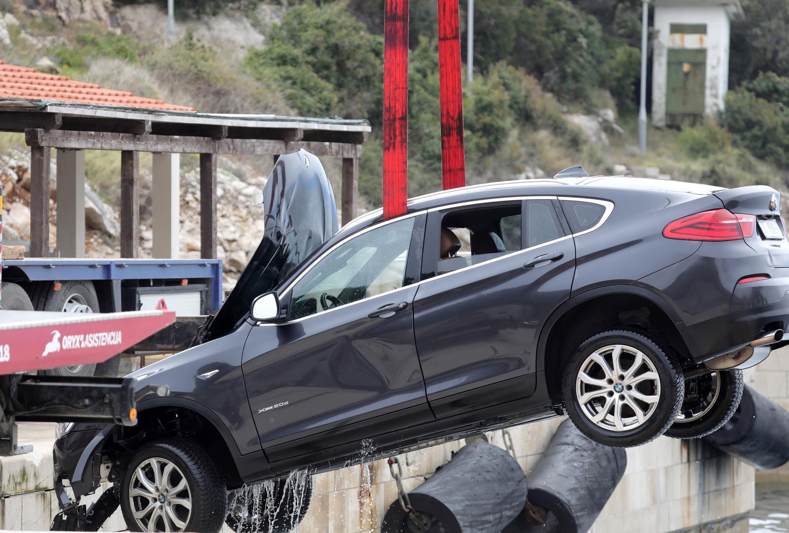 Iz mora izvučen automobil nakon tragedije u trajektnoj luci Prapratno Iz mora izvučen automobil nakon tragedije u trajektnoj luci Prapratno
