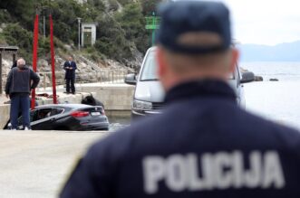 Iz mora izvučen automobil nakon tragedije u trajektnoj luci Prapratno Iz mora izvučen automobil nakon tragedije u trajektnoj luci Prapratno