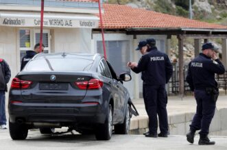 Iz mora izvučen automobil nakon tragedije u trajektnoj luci Prapratno Iz mora izvučen automobil nakon tragedije u trajektnoj luci Prapratno