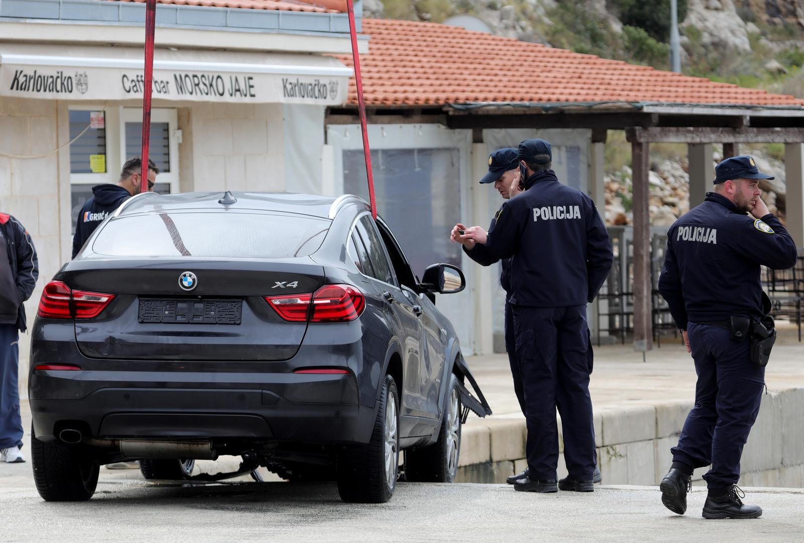 Iz mora izvučen automobil nakon tragedije u trajektnoj luci Prapratno Iz mora izvučen automobil nakon tragedije u trajektnoj luci Prapratno