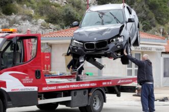 Iz mora izvučen automobil nakon tragedije u trajektnoj luci Prapratno Iz mora izvučen automobil nakon tragedije u trajektnoj luci Prapratno