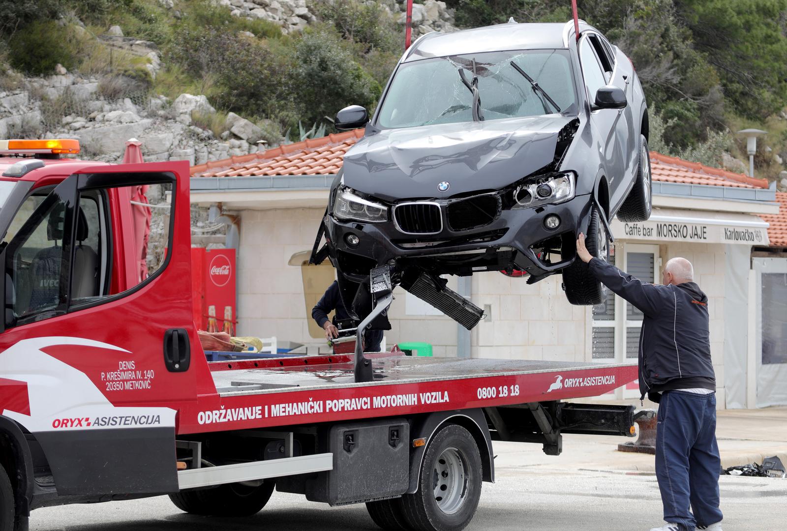 Iz mora izvučen automobil nakon tragedije u trajektnoj luci Prapratno Iz mora izvučen automobil nakon tragedije u trajektnoj luci Prapratno