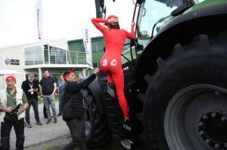 Bjelovar: Hostesa Ivana s natpisom ŠČ na kombinezonu prava je atrakcija proljetnog sajma u Gudovcu Bjelovar: Hostesa Ivana s natpisom ŠČ na kombinezonu prava je atrakcija proljetnog sajma u Gudovcu