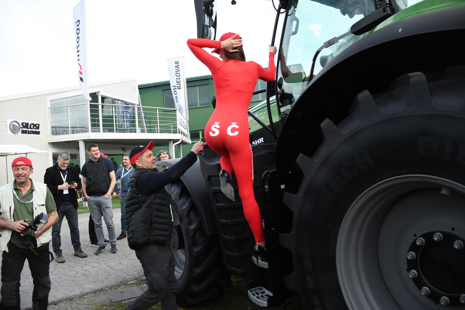 Bjelovar: Hostesa Ivana s natpisom ŠČ na kombinezonu prava je atrakcija proljetnog sajma u Gudovcu Bjelovar: Hostesa Ivana s natpisom ŠČ na kombinezonu prava je atrakcija proljetnog sajma u Gudovcu