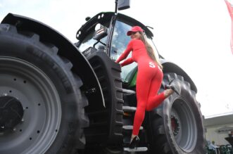 Bjelovar: Hostesa Ivana s natpisom ŠČ na kombinezonu prava je atrakcija proljetnog sajma u Gudovcu Bjelovar: Hostesa Ivana s natpisom ŠČ na kombinezonu prava je atrakcija proljetnog sajma u Gudovcu