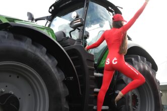 Bjelovar: Hostesa Ivana s natpisom ŠČ na kombinezonu prava je atrakcija proljetnog sajma u Gudovcu Bjelovar: Hostesa Ivana s natpisom ŠČ na kombinezonu prava je atrakcija proljetnog sajma u Gudovcu