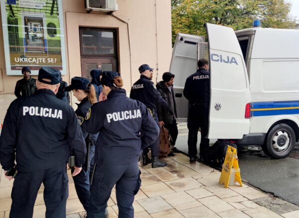 Zagreb: Policija odvozi migrante koji su boravili na Glavnom kolodvoru