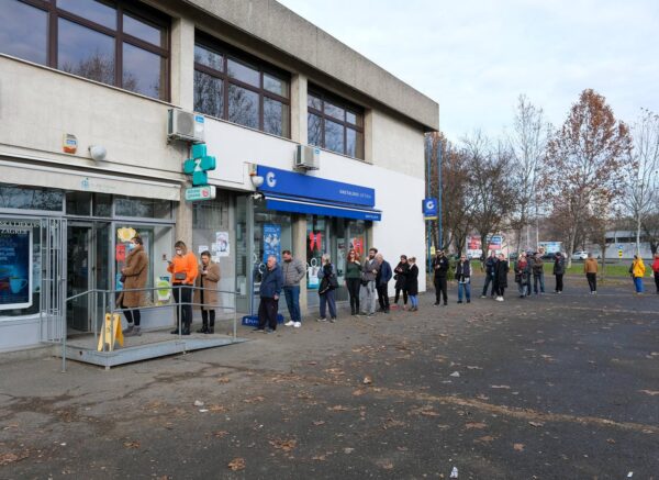 Zagreb: Gužva ispred ljekarne u Sigetu