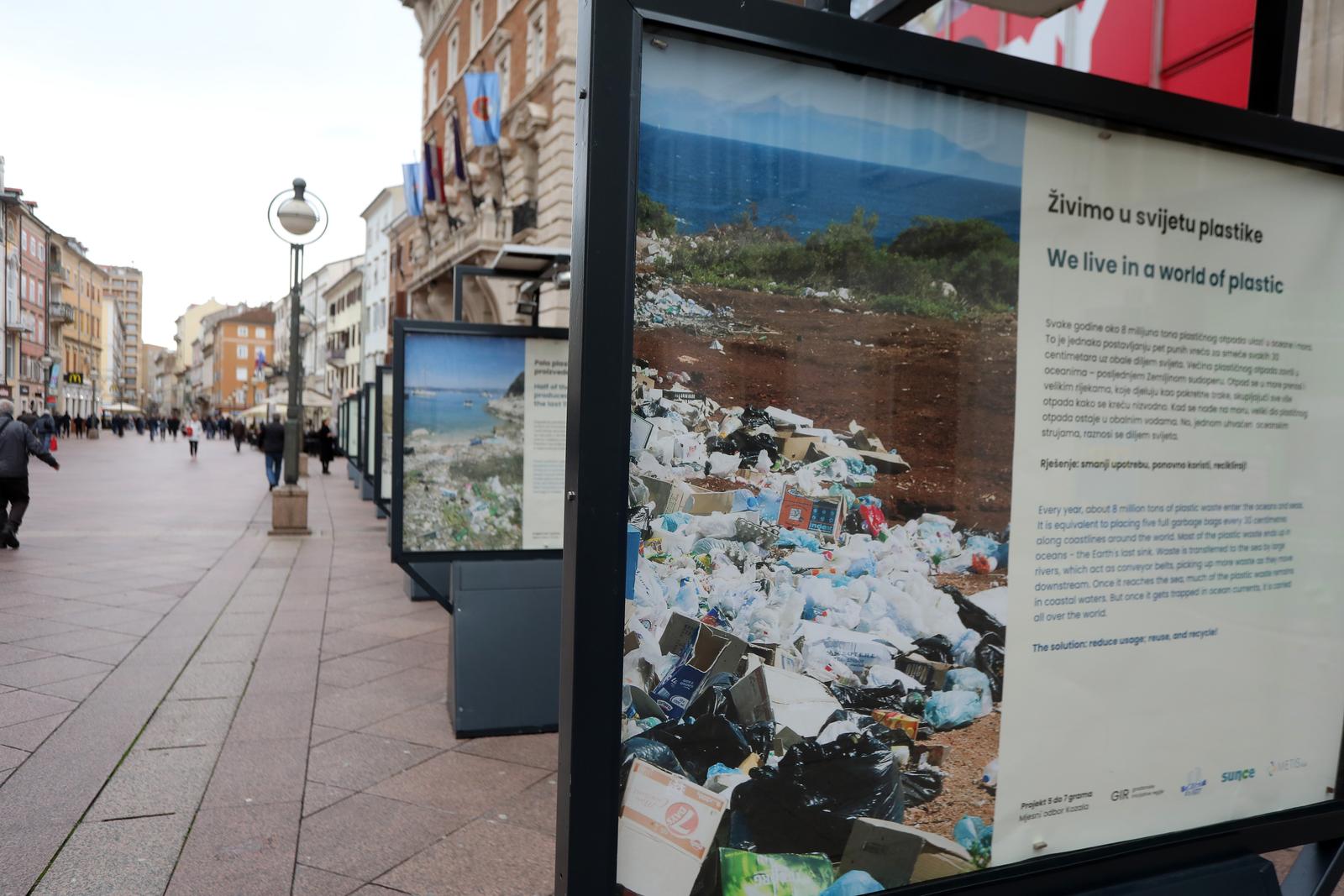 Rijeka: Na Korzu postavljena izložba “Volim grad kojim ne teče smeće” Rijeka: Na Korzu postavljena izložba “Volim grad kojim ne teče smeće”