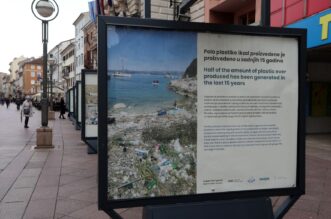 Rijeka: Na Korzu postavljena izložba “Volim grad kojim ne teče smeće” Rijeka: Na Korzu postavljena izložba “Volim grad kojim ne teče smeće”