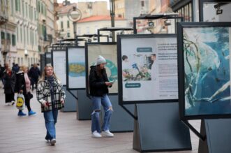 Rijeka: Na Korzu postavljena izložba “Volim grad kojim ne teče smeće” Rijeka: Na Korzu postavljena izložba “Volim grad kojim ne teče smeće”