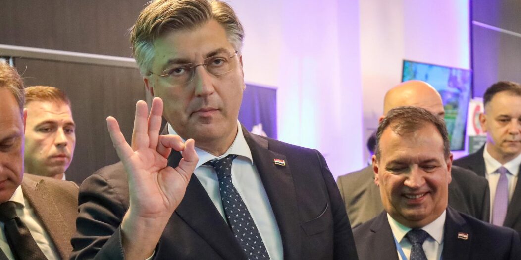 Pula: Premijer Plenković uživao u degustaciji pršuta i kobasica na Danima poljoprivrede Pula: Premijer Plenković uživao u degustaciji pršuta i kobasica na Danima poljoprivrede