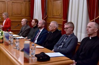 Predstavljanje-knjige-nadbiskupa-u-miru-Ivana-Devčića-„Pitanje-o-Bogu“-1-1200×800 Predstavljanje-knjige-nadbiskupa-u-miru-Ivana-Devčića-„Pitanje-o-Bogu“-1-1200×800